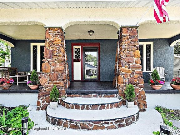 2nd image of 1402 Garven Ave