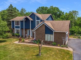 5169 Greenfield Rd, Brighton, MI 48114