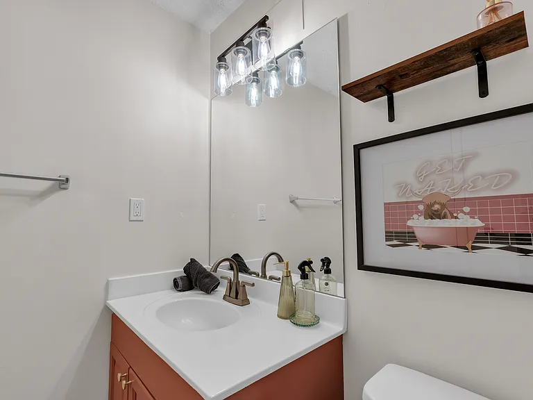 1147 E 8th St SE — Photo 6