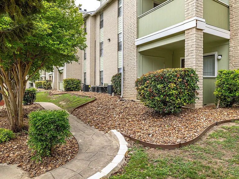 Palisades Park Apartments — Photo 11