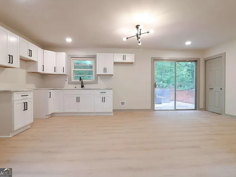 4396 Greenleaf Cir SW — Photo 6