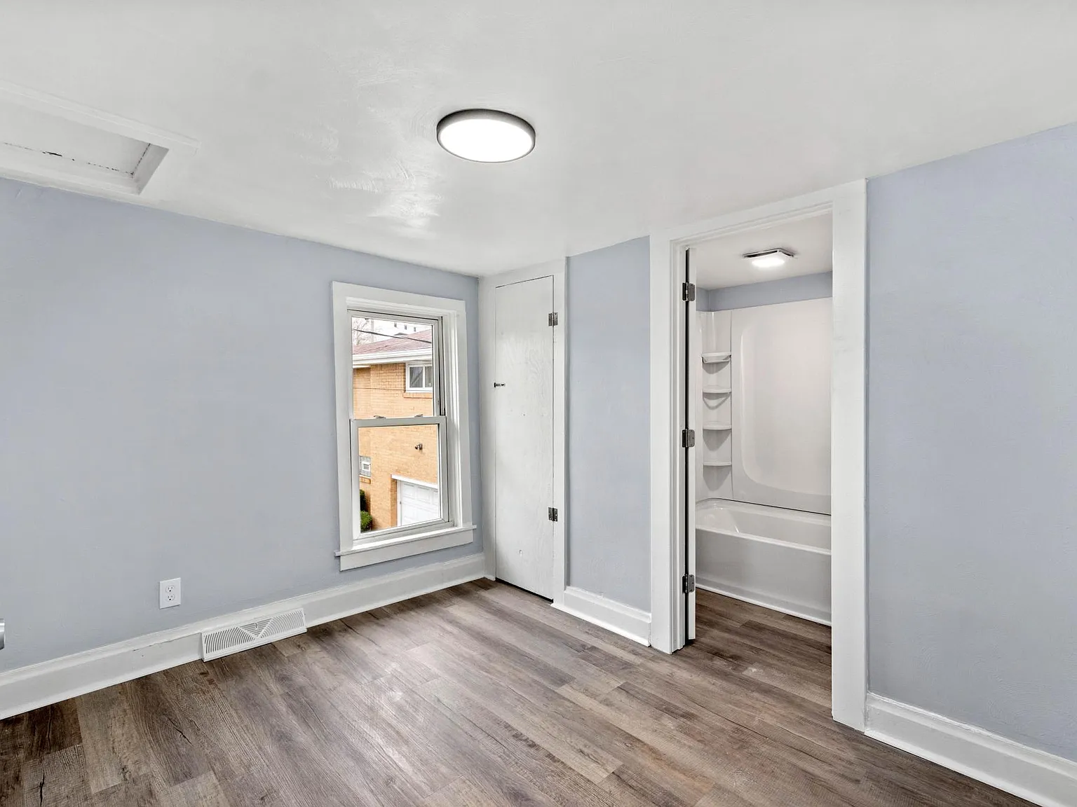 2 bed, 870 sqft, $1,199 — Photo 3