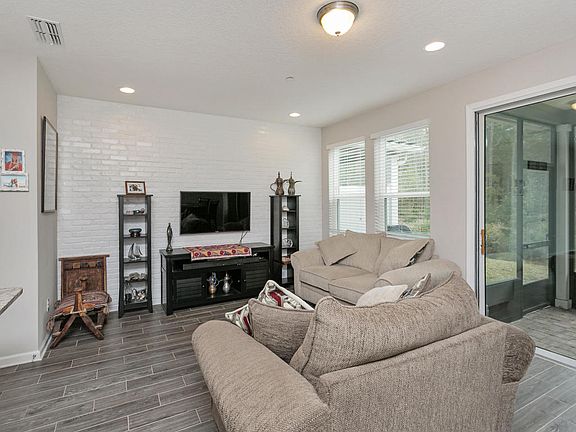 4th image of 64 Pindo Palm Dr.