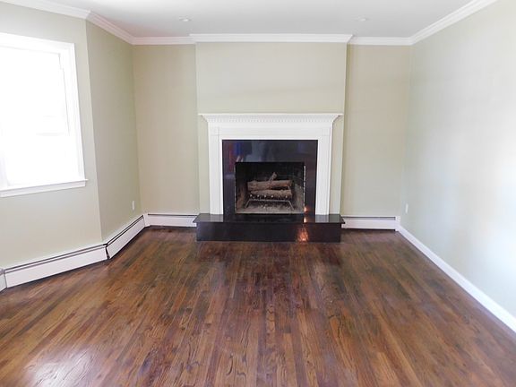 4th image of 22 Robinson Ave