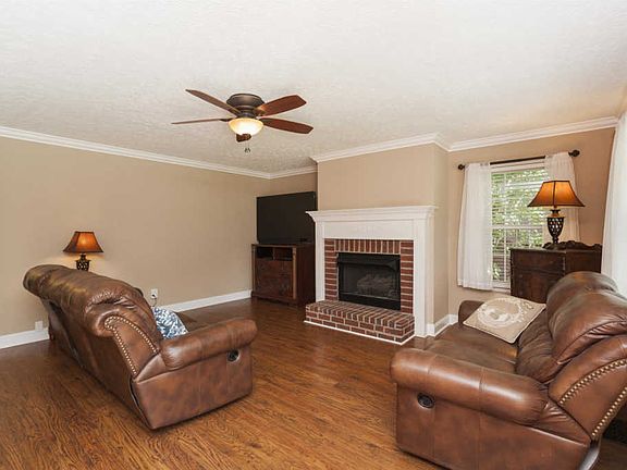 3rd image of 618 Woodhaven Dr