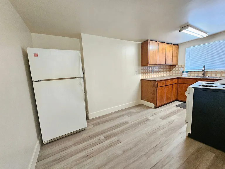 410 E Spear St — Photo 4