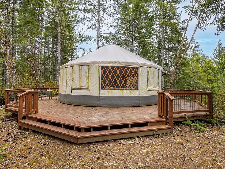 27' Yurt nestled in the woods in beautiful Belfair View Estates. Enjoy the peace and quiet and all that nature has to offer.