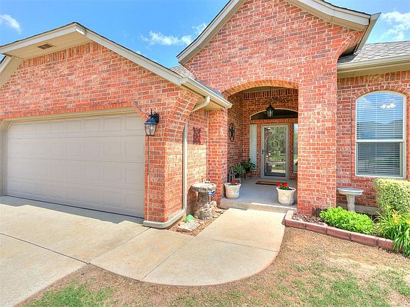 2nd image of 1020 Ashwood Ln