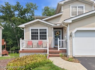 714 Garnet Ln, East Stroudsburg, PA 18301