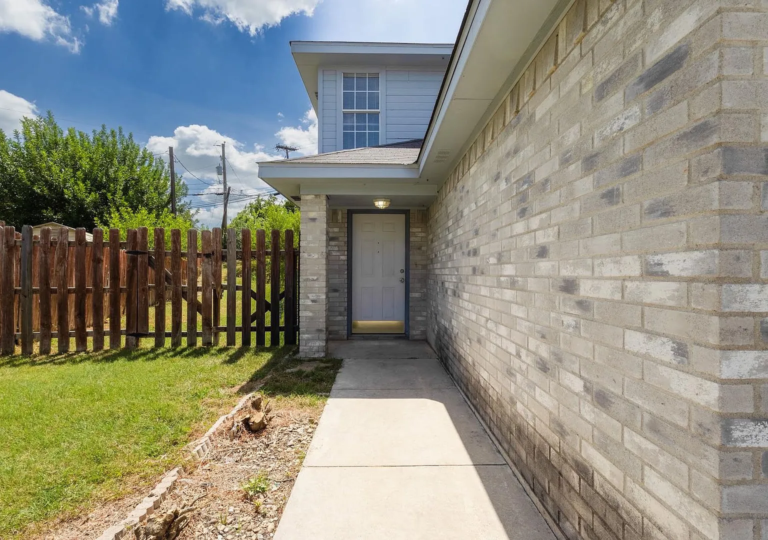 Close to Fort Hood! Town Home featuring 2 Bedrooms, 1.5 Baths, and 1 Car Garage — Photo 2