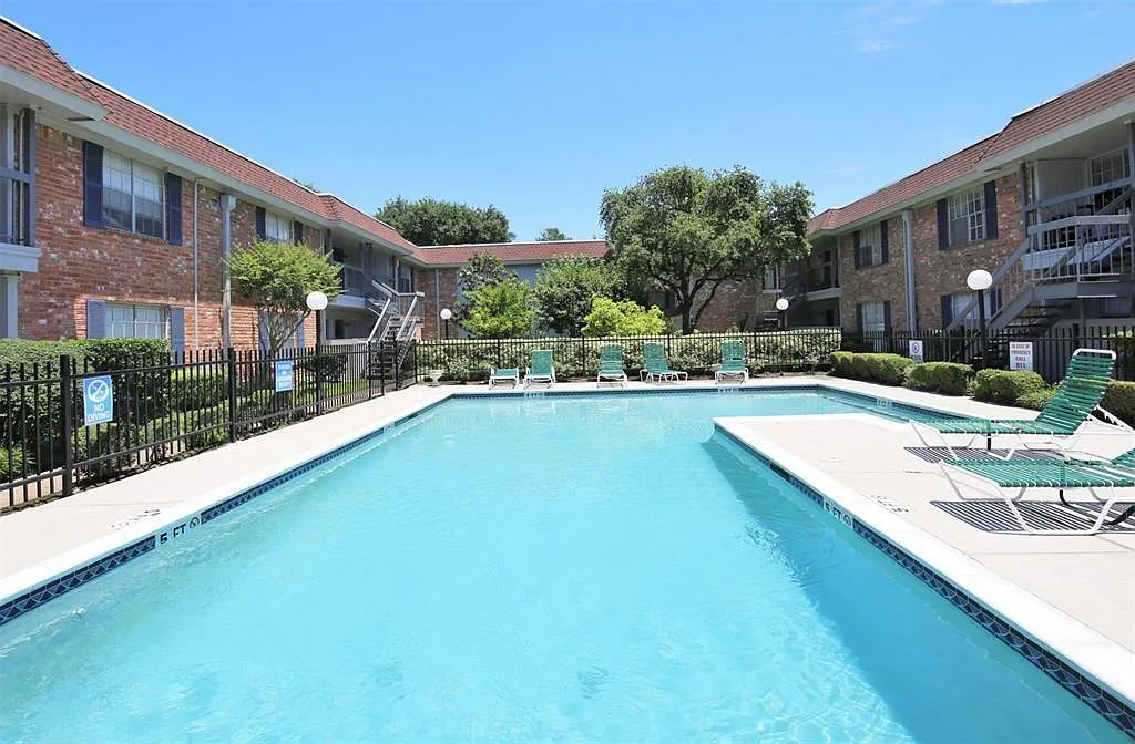 1 bed, 1.0 bath, 678 sqft, $1,199 — Photo 1