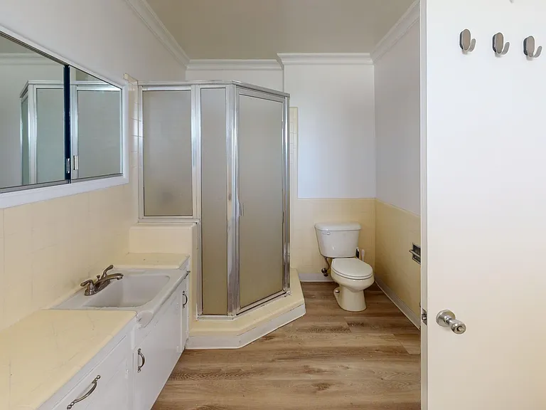 1021 Grove — Photo 11