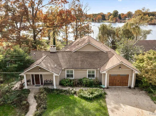 387 Hillwood Dr, White Lake, MI 48383