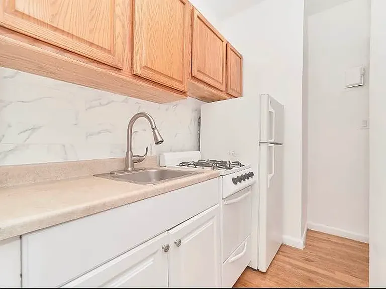 233 E 12th St #3A — Photo 5