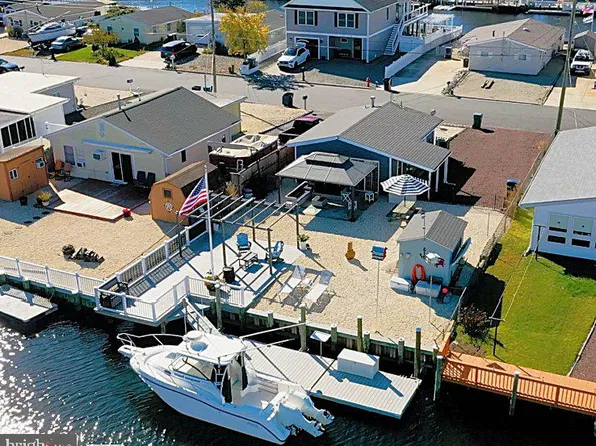 18 E Mohawk Dr, Tuckerton, NJ 08087