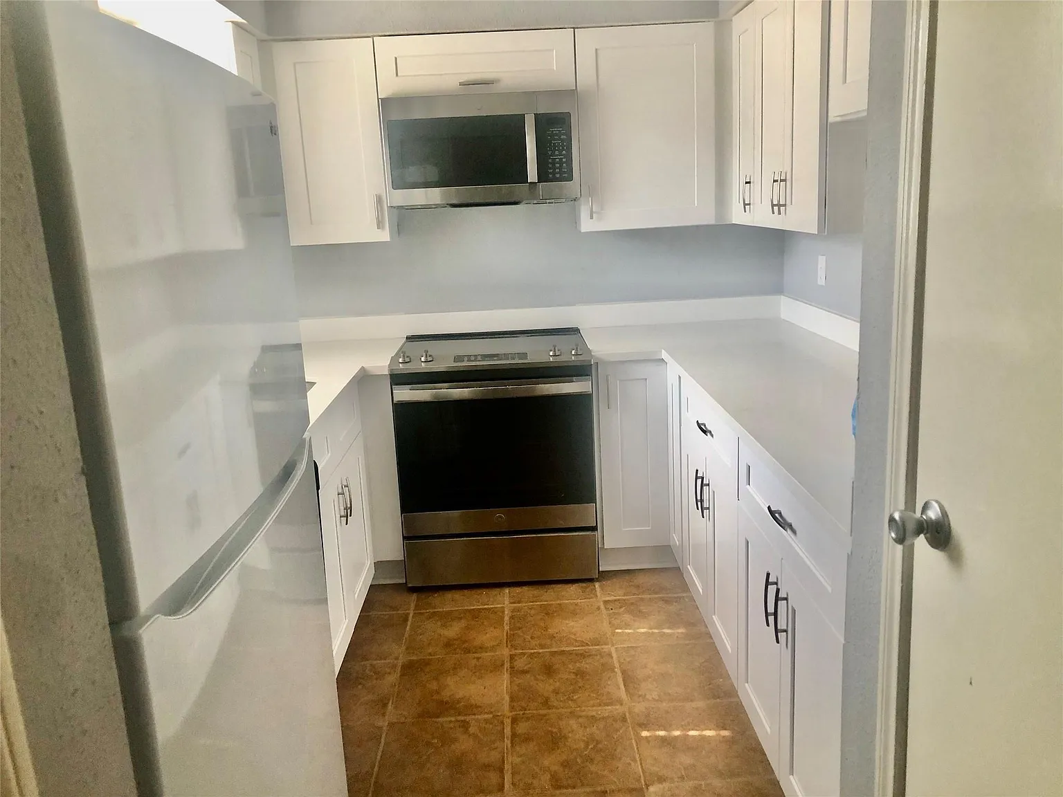1 bed, 1.0 bath, 897 sqft, $1,200 — Photo 3