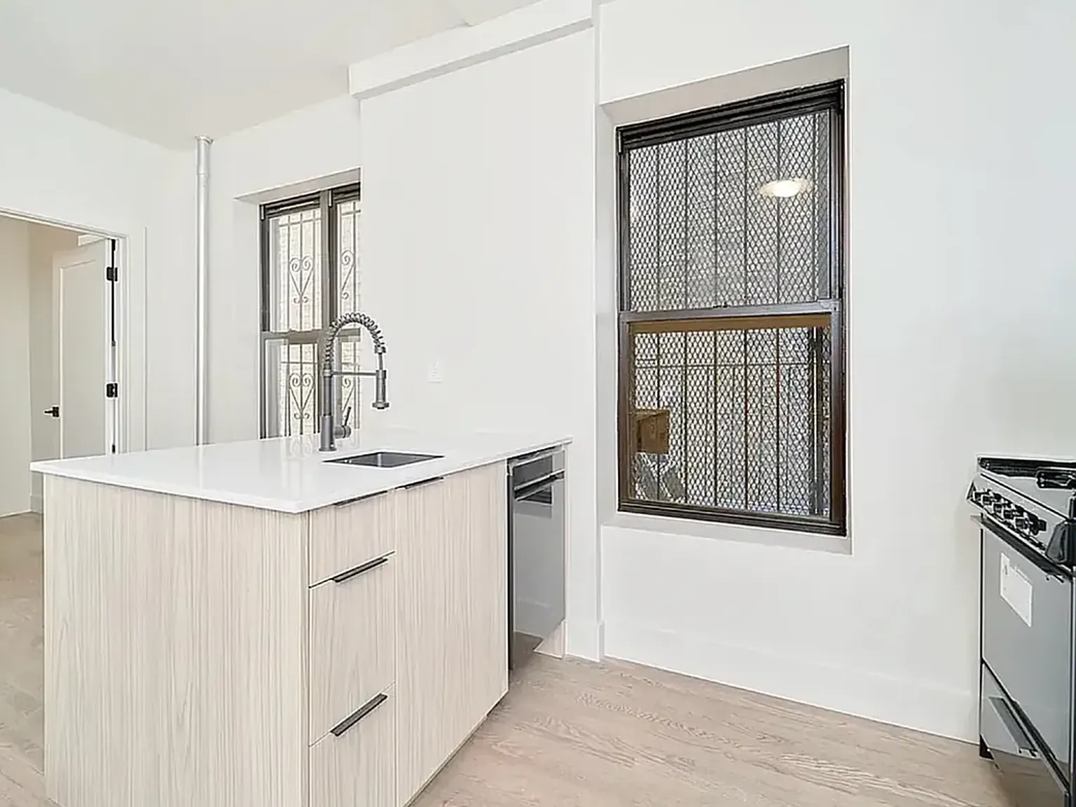 208 East 6th Street — Photo 3