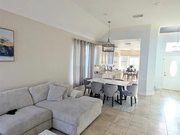 2402 Raintree Village Dr — Photo 9