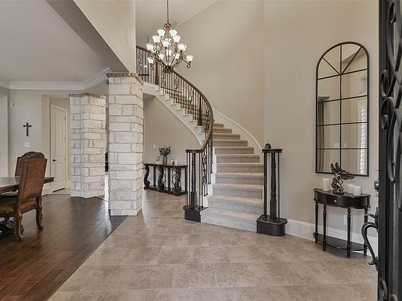 3rd image of 6827 Birdseye Maple Ln