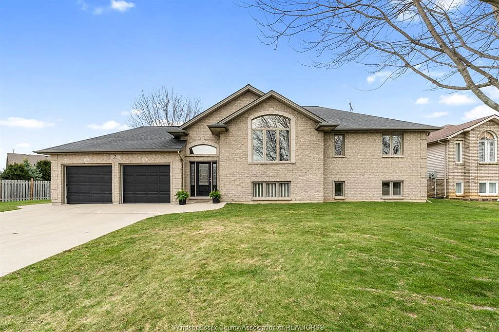 4 bed, $3,500 — Photo 1