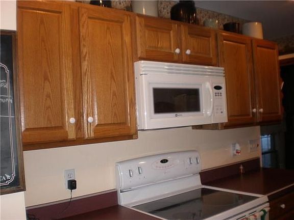 5th image of 221 Lincoln Ave