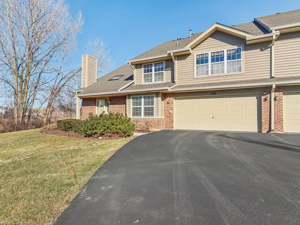 8022 Barrymore Dr, Darien, IL 60561