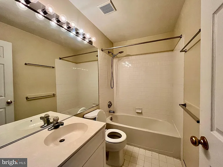 7504 Lamoyne Ct — Photo 36