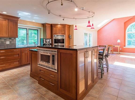 3rd image of 36 Black Oak Dr