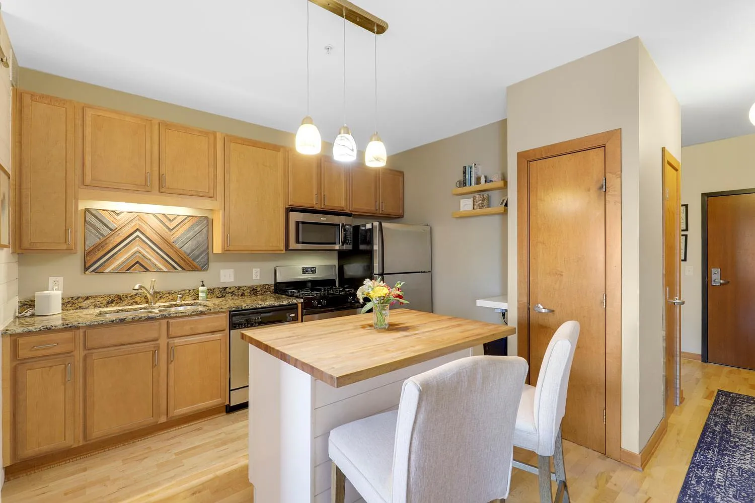 1 bed, 1.0 bath, 550 sqft, $1,395 — Photo 2