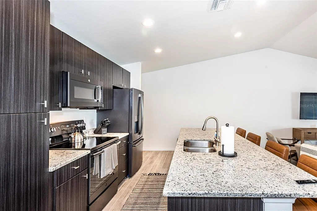 2 bed, 2.0 bath, 1377 sqft, $4,500 — Photo 4
