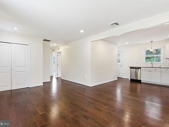 3rd image of 302 Veterans Dr