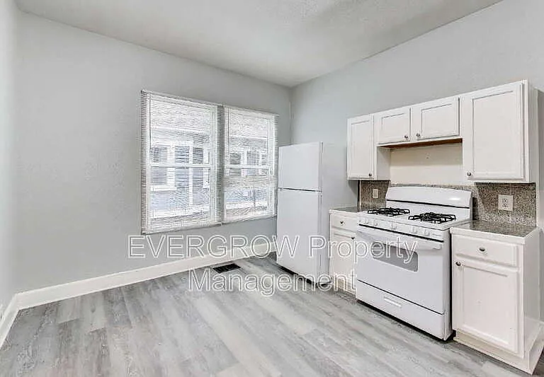 415 N Oxford St — Photo 11