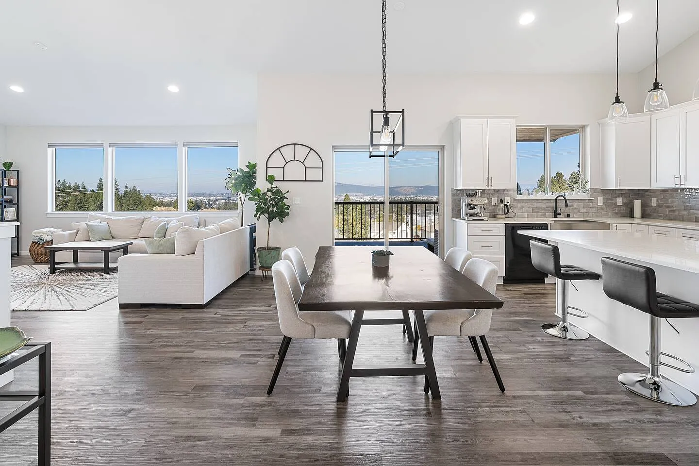 4 bed, 2300 sqft, $4,300 — Photo 3