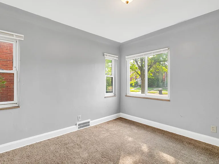 10470 Roxbury St — Photo 16
