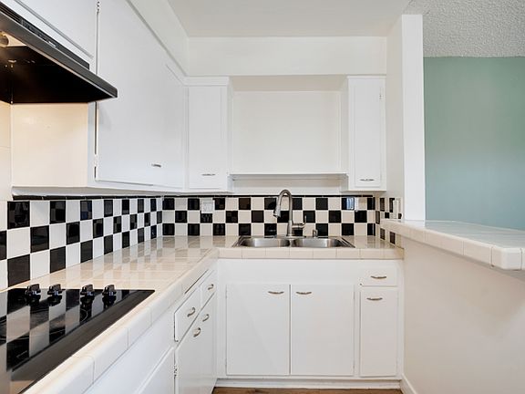 4th image of 11725 Gilmore St #6