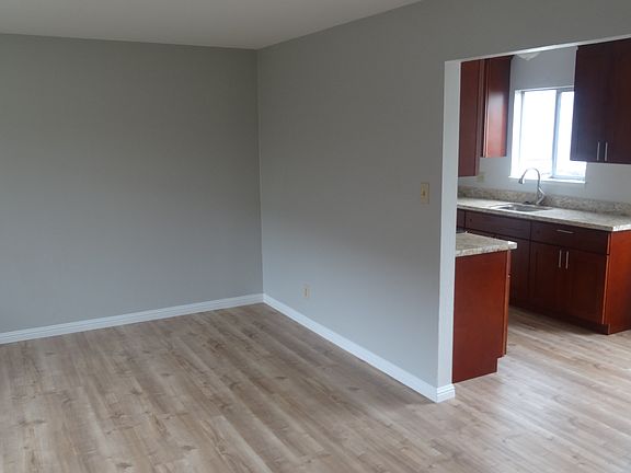 4th image of 547 Commercial Ave