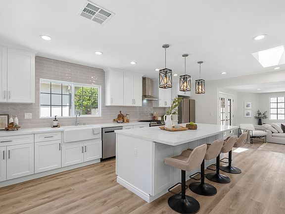 5th image of 3362 Colonial Ave