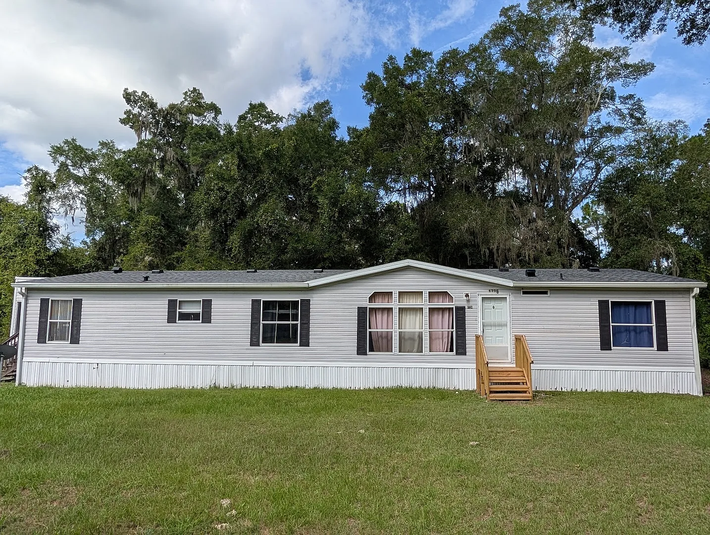 3 Bedroom 2 Bath With New Roof On 1/2 Acre Of Land With A Fenced Yard — Photo 3