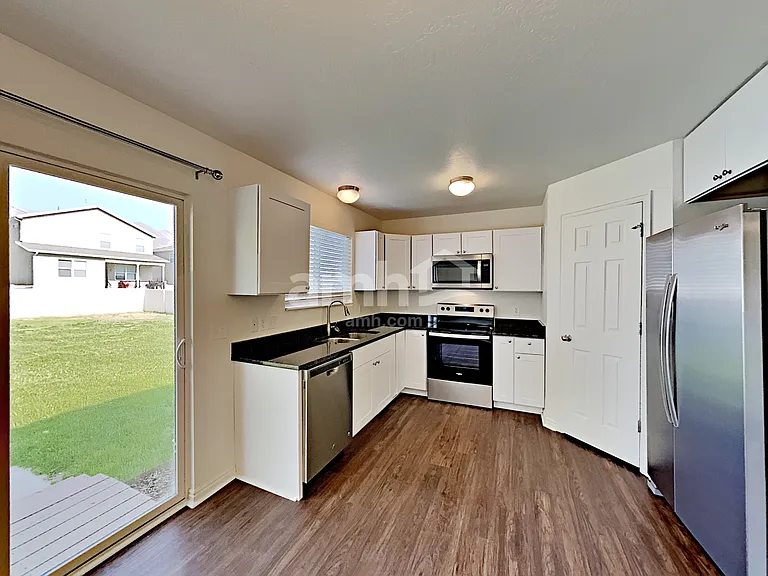 4384 N Maple Dr — Photo 3
