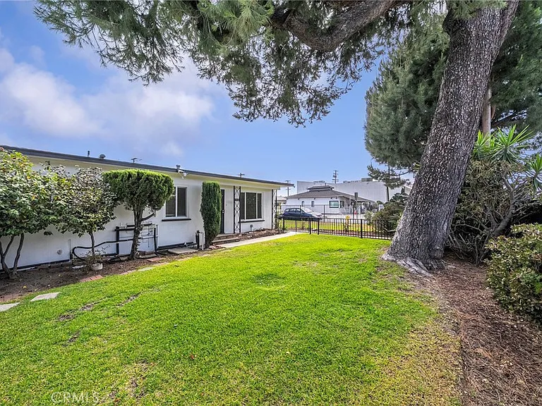 9050 Huntington Dr — Photo 3