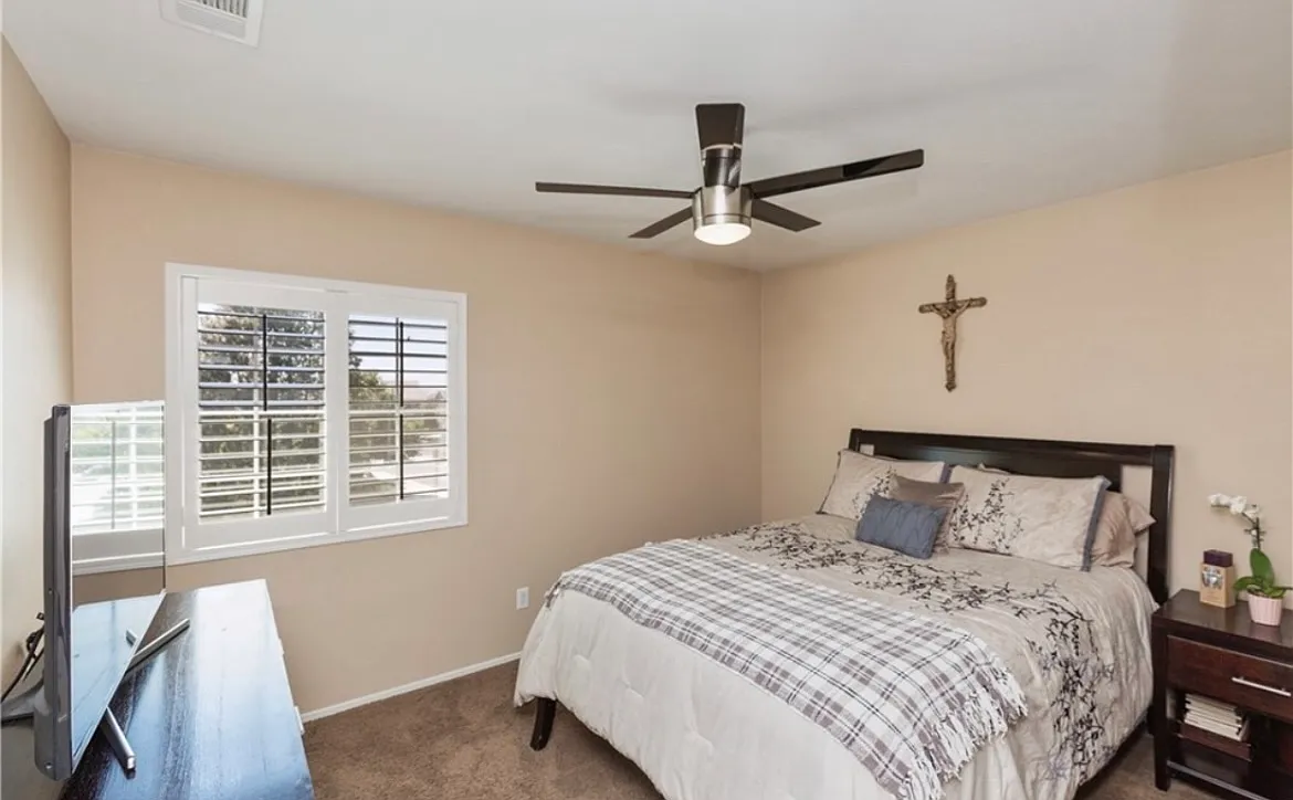 5 bed, 4300 sqft, $999 — Photo 1