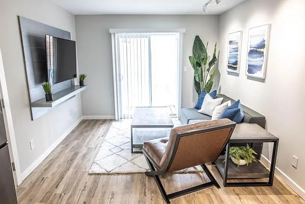 309 E White St — Photo 4