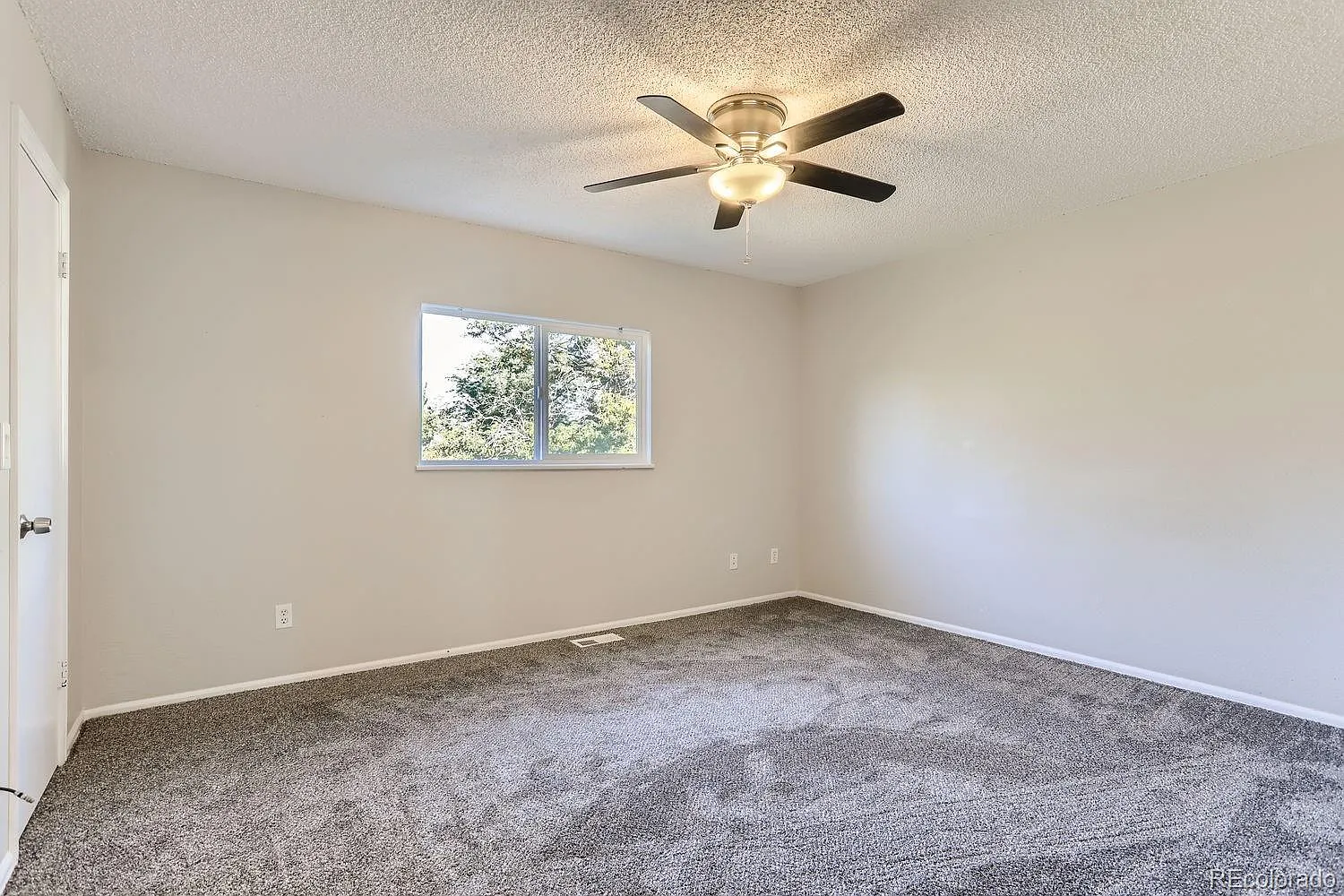 3 bed, 2.0 bath, 1920 sqft, $3,090 — Photo 3