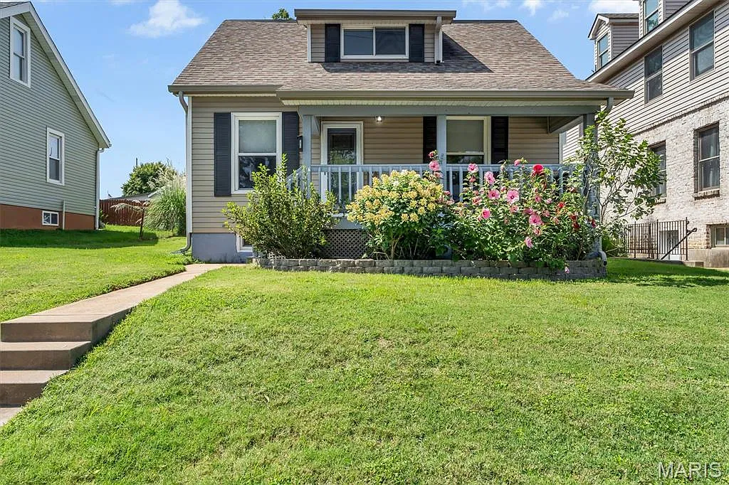 3 bed, 2.0 bath, 2366 sqft, $3,200 — Photo 1