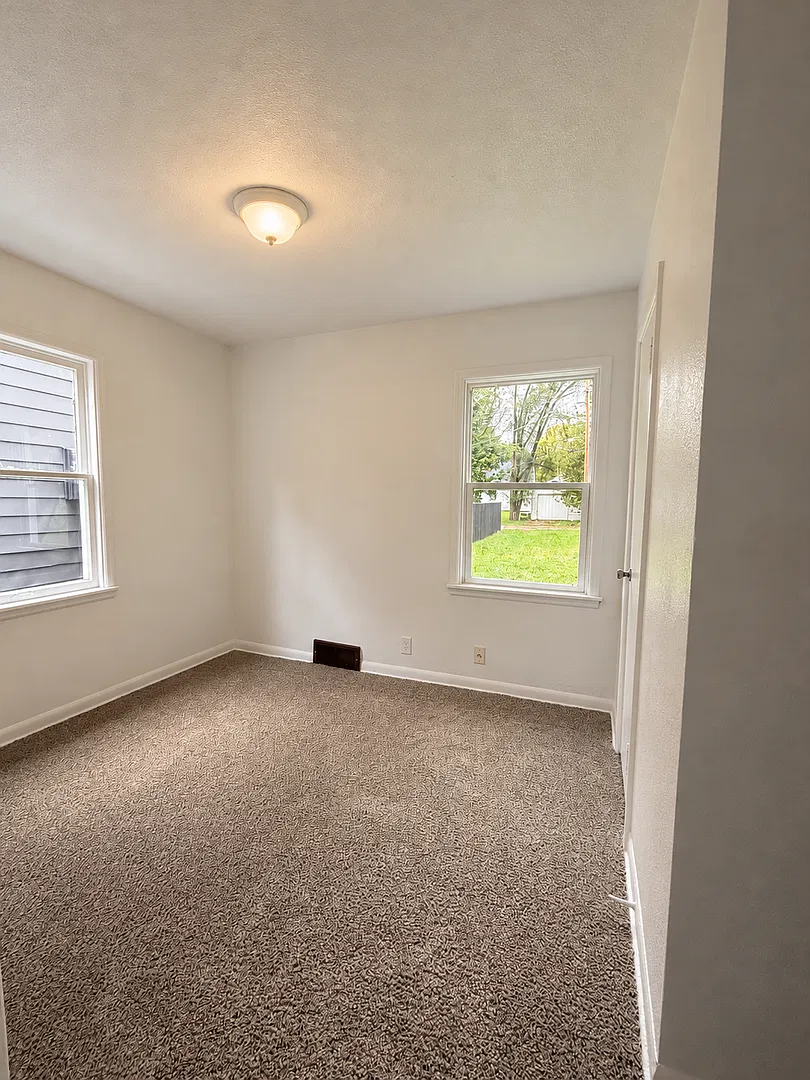 Spacious 3 bedroom home. Section 8 accepted — Photo 2