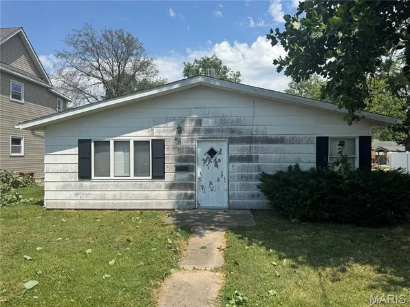 550 N Chestnut St, Breese, IL 62230
