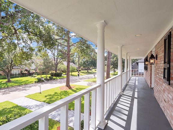 3rd image of 18115 Longcliffe Dr