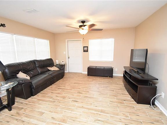 5th image of 1012 Leone Dr E