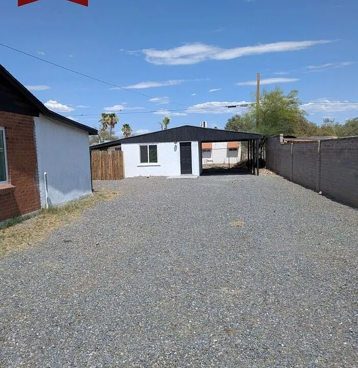 648 N Desert Ave