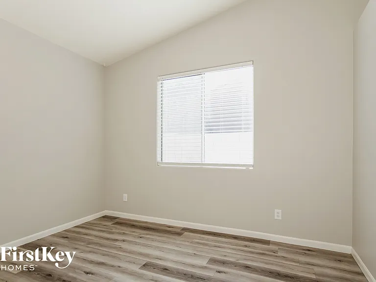 3949 N 111th Dr — Photo 12